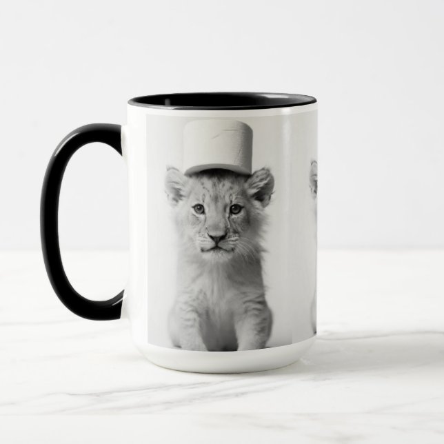 Funny Lion Cub Wearing Toilet Paper Hat Minimalist Tasse (Links)