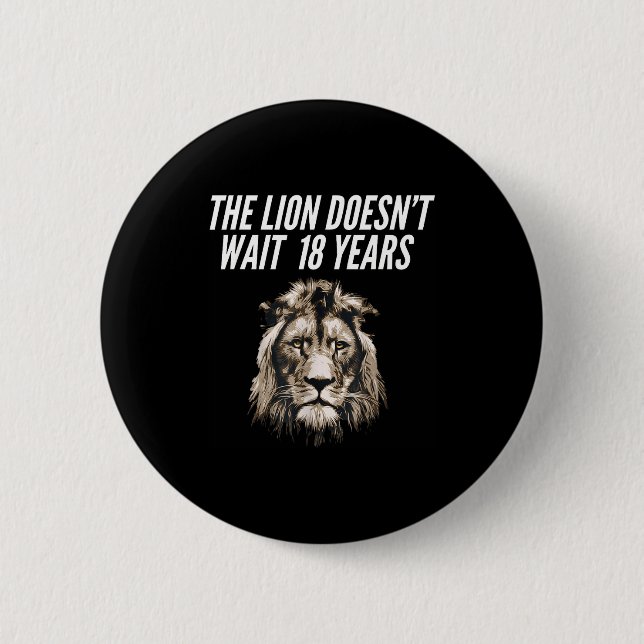 Funny Lion Meme The Lion Doesn't Wait 18 Years Gen Button (Vorderseite)