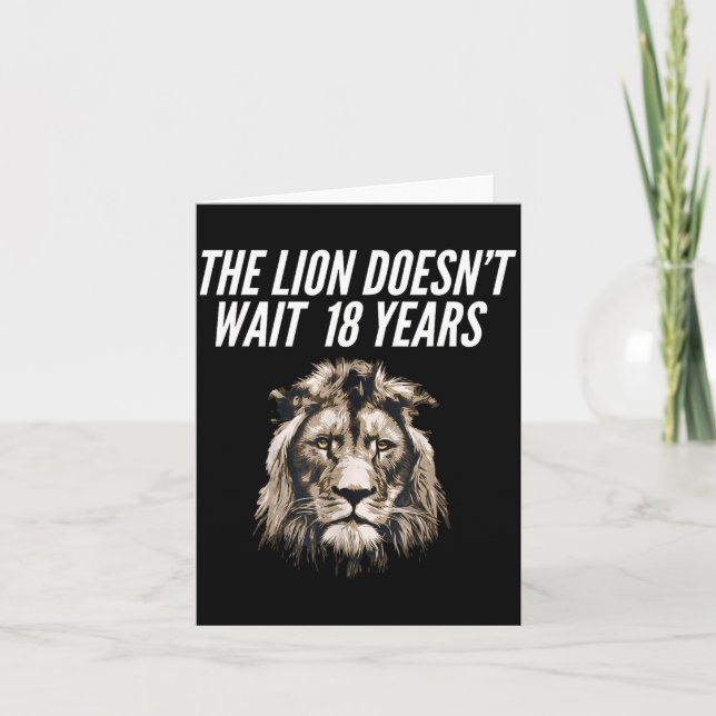 Funny Lion Meme The Lion Doesn't Wait 18 Years Gen Karte (Vorderseite)