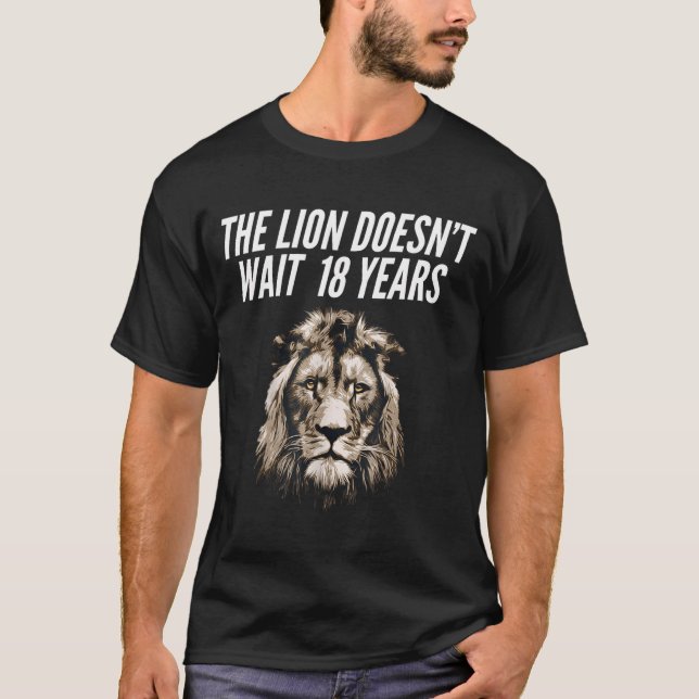 Funny Lion Meme The Lion Doesn't Wait 18 Years Gen T-Shirt (Vorderseite)
