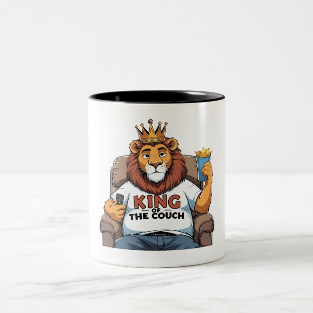 Funny Lion Vater - King of the Couch Zweifarbige Tasse (Mittel)