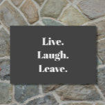 Funny "Live. Lachen. Verlass." Einführung antisozi Fußmatte<br><div class="desc">Schließlich ein inspirierendes Sprichwort für die introvertierten unter uns. "Lebe. Lachen. Verlass." verkündet diesen humorvollen Türmchen, der für Introvertierte, für Antisoziale und sozial Unbehagliche ist, die Gäste mit etwas Abneigung und vielleicht sogar etwas Angst empfangen. Einfache, moderne weiße Typografie auf klassischem, karkohlegrauem Hintergrund. Unerwartet, sonderbar und nur ein wenig sarkastisch,...</div>
