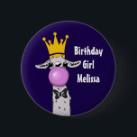 Funny Llama Illustration Birthday Girl Button<br><div class="desc">Geburtstagsknopf mit einem skurrilen Lama,  das eine große rosa Blase bläst. Tragen einer Goldkrone und einer schwarzen Bogen-Krawatte. Dunkler lila Hintergrund.</div>