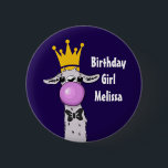 Funny Llama Illustration Birthday Girl Button<br><div class="desc">Geburtstagsknopf mit einem skurrilen Lama,  das eine große rosa Blase bläst. Tragen einer Goldkrone und einer schwarzen Bogen-Krawatte. Dunkler lila Hintergrund.</div>