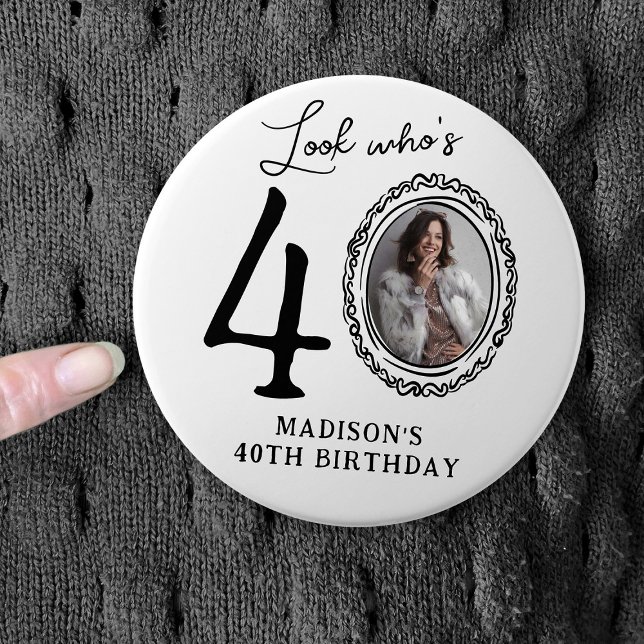 Funny Look Who's 40! Photo 40th Birthday Button (Von Creator hochgeladen)