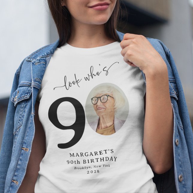 Funny 'Look Who's 90' Stilvoll 90. Geburtstag T-Shirt (Von Creator hochgeladen)