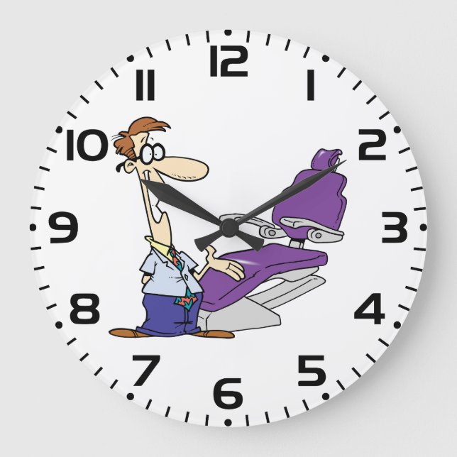 Funny Male Dentist and Purple Dental Chair Große Wanduhr (Vorderseite)