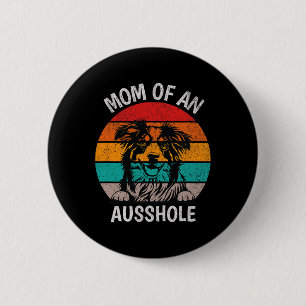 Funny Mama an einem australischen Schäferhund Auss Button