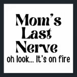 Funny Mama letzte Nerve Oh, schau, es brennt. Poster<br><div class="desc">Das sonnige sarkastische Sprichwort-Design "Mama letzte Nerve Oh Look It's On Fire". Humorvolles Zitat-Design für Mama, Oma, Urgroßmutter, Oma, Nana, Kollegin, Freundin, Tochter, Schwester... Perfekte Geschenkidee für Sarkasmus und sarkastische Redewendungen Liebhaber, packen Sie dies als Geburtstagsgeschenk, Muttertag, zurück zur Schule, Lehrertag, </div>