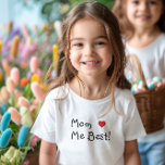 Funny Mama Liebe T-Shirt<br><div class="desc">"Mit diesem hübschen Shirt mit dem lustigen Design "Mama (Herz) Me Best" erhalten Sie das perfekte Geburtstagsgeschenk für Kinder! Es ist garantiert,  sie zum Lächeln zu bringen!"</div>