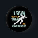 Funny Marathon Running Joggen Workout Runner Button<br><div class="desc">Ich laufe besser als die Regierung. Ein lustiges und sarkastisches Laufdesign für diejenigen, die Liebe laufen und Joggen und auch Politik Witze. Coole Vintage und Not leidende Ware für Marathonläufer, Leichtathletik, Training und Training. Perfekt um den National Running Day zu feiern, um Fitness und gesunden Lebensstil zu fördern. Großartiges Weihnachtsgeschenk...</div>