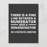 Funny Math FINE LINE NUMERATOR DENOMINATOR Postkarte<br><div class="desc">Geschenk für einen Mathematiklehrer,  Mathematikprofessor,  Mathematiker,  alle,  die Mathematik Lieben. Abschluss für einen Mathematikunterricht. Es gibt eine feine Linie zwischen einem Zähler und einem Nenner - nur ein Teil versteht das!</div>