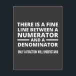 Funny Math FINE LINE NUMERATOR DENOMINATOR Postkarte<br><div class="desc">Geschenk für einen Mathematiklehrer,  Mathematikprofessor,  Mathematiker,  alle,  die Mathematik Lieben. Abschluss für einen Mathematikunterricht. Es gibt eine feine Linie zwischen einem Zähler und einem Nenner - nur ein Teil versteht das!</div>