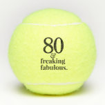 Funny Modern 80 und fabulous Funny Geburtstag Tennisbälle<br><div class="desc">80 und "Freaking Fabulous" Zitat auf einen lustigen,  maßgeschneiderten Tennisball mit essbarem Alter,  perfekt für eine Tennisreise Geburtstagsfeier oder Sake-Geschenk,  und auch ideal für Physiotherapie-Übungen wie Massage Tennisbälle,  oder auf den Boden eines Walkers für Spaß setzen!</div>