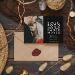 Funny Modern Foto Wedding Save the Date Ankündigung<br><div class="desc">Stilvoll und modern bewahren Sie die Termine für das lustige Paar,  das nicht warten kann,  mit seiner Familie und Freunden zu feiern. Schwarz-Weiß Typografie Design mit Ihrem Foto,  das lautet: Booze,  Essen und schlechten Tanz bewegt sich. Passen Sie Ihre Hochzeitsdetails an.</div>