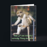Funny Monkey Geburtstag Karte<br><div class="desc">Herzlichen Glückwunsch zum Geburtstag eines lustigen Affen,  der über die Relevanz eines bestimmten Tages während seines Aufenthalts auf einem Zaun nachdenkt.</div>