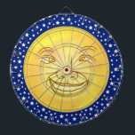 Funny Moon Man Außenraum Vintag Dartscheibe<br><div class="desc">Dieses originale Dartboard-Design stammt aus einem antiken Bild eines lächelnden Mondgesichts. Es könnte auch die Sonne sein. Es hat ein breites Lächeln und lustige, etwas gekreuzte Augen. Es Erholung auf einem Feld von weißen Sternen in einem blauen Himmel / Himmel. Dies ist ein niedliches, süßes Design für jeden, der Retro-Bilder...</div>