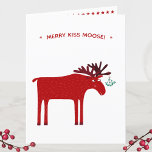 Funny Moose Feiertagskarte<br><div class="desc">Merry Kiss Moose lustige rot-weiße Weihnachtskarte mit einem whimsical Elch oder Elch mit einem Haufen Misteloe an seinen Antler gebunden,  in der Hoffnung auf einen frechen Kuss. Ändern oder entfernen Sie die Nachricht und fügen Sie Ihren Familiennamen zu den Gruß innen,  um anzupassen.</div>
