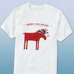 Funny Moose Holiday T-Shirt<br><div class="desc">Merry Kiss Moose lustige rot-weiße Weihnachtsferien-Design mit einem whimsical Elch oder Elch mit einem Haufen Misteloe an seinen Antler gebunden,  in der Hoffnung auf einen frechen Kuss. Ideal für Tierfreunde,  ob im Winter oder zu Weihnachten im Juli. Ändern oder entfernen Sie die zu anpassende Nachricht.</div>