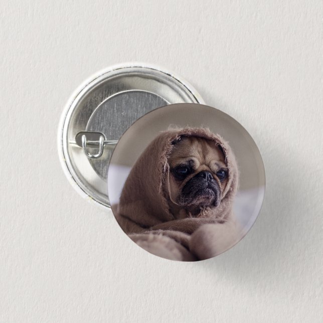 Funny Mops Hund ummantelt in einem Scarf Button (Vorne & Hinten)