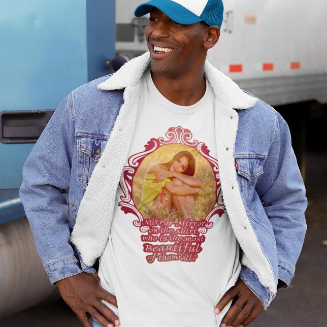 Funny Most Beautiful Girlfriend Mirror Foto T-Shirt (Von Creator hochgeladen)