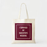 Funny Mother of the Bride Zitat | Red Merlot Tragetasche<br><div class="desc">Diese schicke,  lustige Tasche ist perfekt für die Brautmutter,  die die Hochzeit überlebt! Ein roter Wein Merlot Farbe Design sagt: "Ich habe die Hochzeit meiner Tochter überlebt".</div>