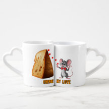 Funny Mouse fällt in Liebe mit großen Käse auf ein