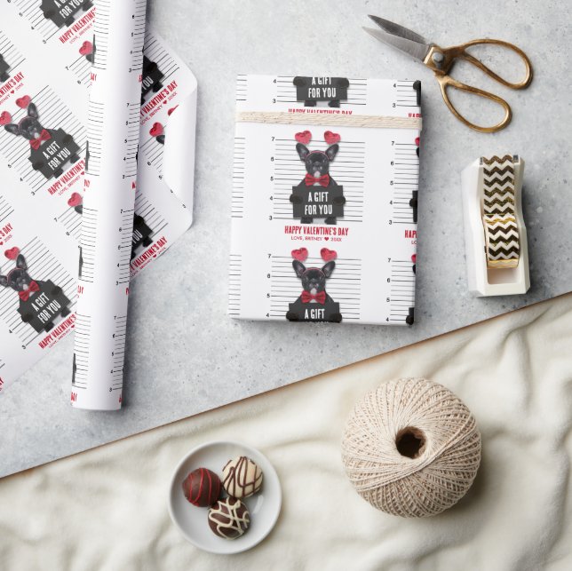 Funny Mugshot Guilty Liebe Hund Valentinstag Geschenkpapier (Kunsthandwerk)