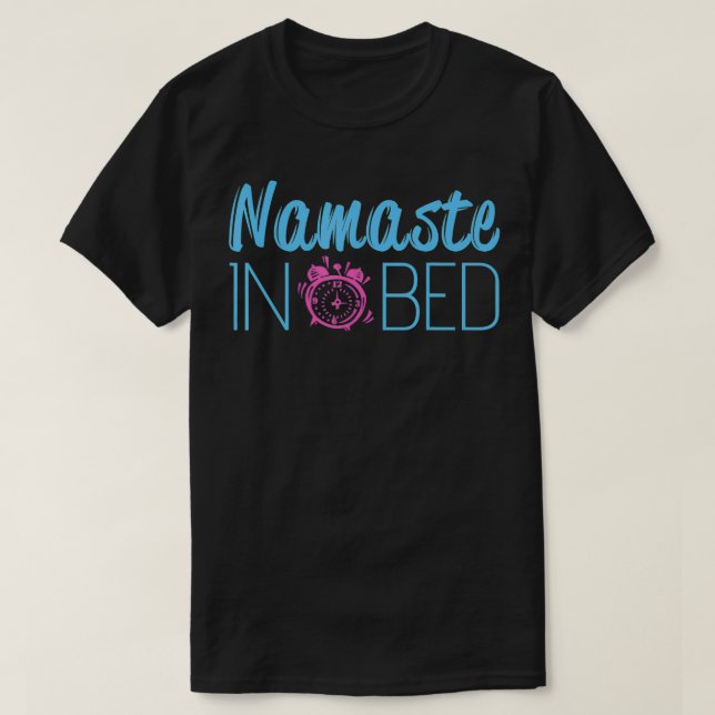Funny Namaste Yoga Namastay im Bett Meditation T-Shirt (Design vorne)
