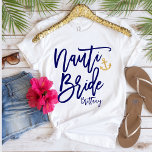 Funny Nauti Bride Blue Modern Calligraphy T-Shirt<br><div class="desc">Die "Nauti Bride", die dunkelblaue, moderne Typografie, ist die perfekte Wahl für die Braut, ihren Junggeselinnen-Abschied stilvoll zu feiern! Dieses trendige und auffallende Design wird die Braut auffallen lassen und sich wie der Kapitän der Crew fühlen! Für Fragen oder Wünsche zu diesem Design, kontaktieren Sie uns bitte über den Chat;...</div>