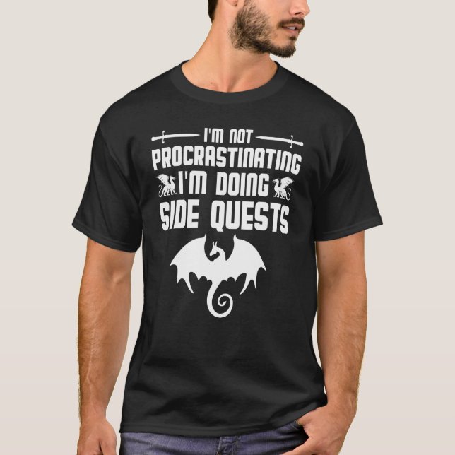 Funny Nerdy zögert nicht, Nebenquests aufzuschiebe T-Shirt (Vorderseite)