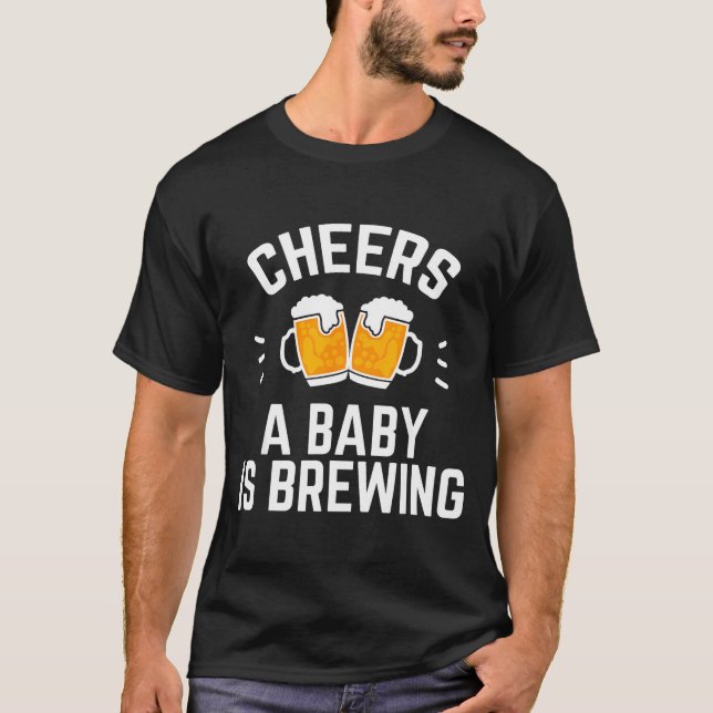 Funny New Dad Baby Shower Cheers A Baby Is Brewing T-Shirt (Vorderseite)