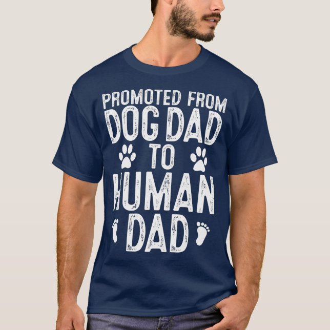 Funny New Dad Förderung vom Hund Vater zum menschl T-Shirt (Vorderseite)