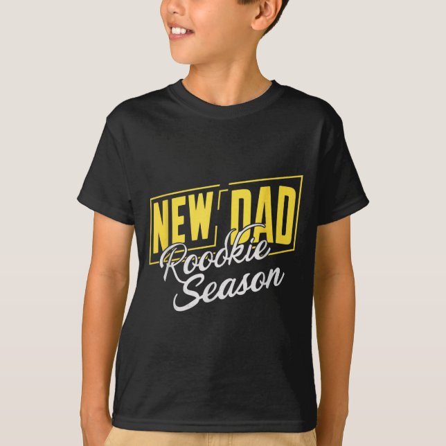 Funny New Dad Rookie Season Proud Fathers First Ti T-Shirt (Vorderseite)