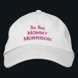 Funny New Mommy New Baby Custom Mama Nachname Bestickte Baseballkappe<br><div class="desc">Überraschen Sie die junge Mutter (oder Mutter zu sein) mit dieser coolen Baseballmütze, die ein Textdesign, dass "The New Mommy Morrison" (Einfügen benutzerdefinierten Nachnamen). Die oben abgebildeten Bilder sind rosafarbener Text auf einer Khaki-Kappe, aber Sie können den Text und die Farbe der Kappe ganz einfach nach Ihren Wünschen ändern. Das...</div>