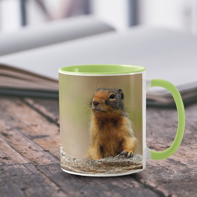 Funny Niedlich Saucy Columbian Ground Eichhörnchen Tasse (Curious Columbia Ground Squirrel on Log 11 oz Coffee Mug Cover Photo.)