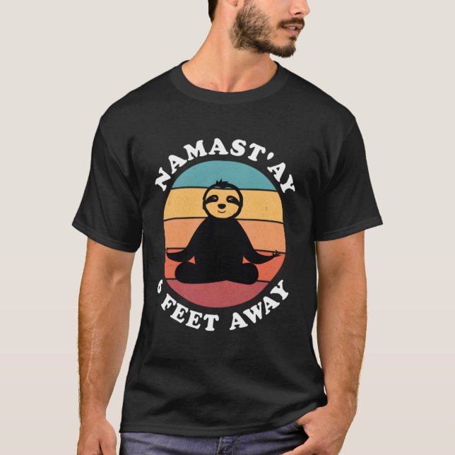 Funny Niedlich Sloth Yoga Namastay Soziale Distanz T-Shirt (Vorderseite)