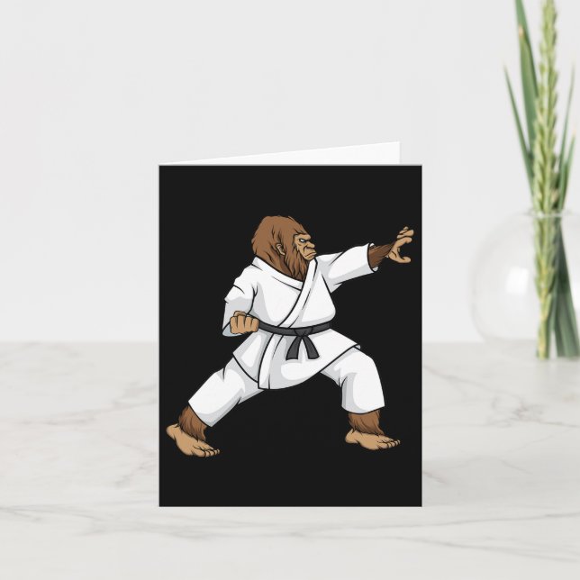 Funny Ninja Bigfoot Doing Karate mit Samurai Desi Karte (Vorderseite)