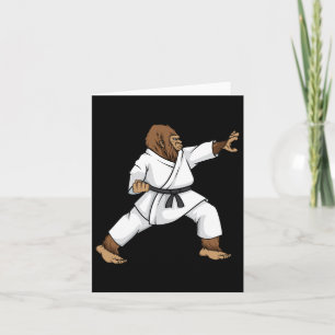 Funny Ninja Bigfoot Doing Karate mit Samurai Desi Karte