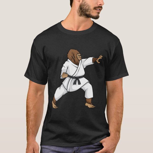 Funny Ninja Bigfoot Doing Karate mit Samurai Desi T-Shirt (Vorderseite)