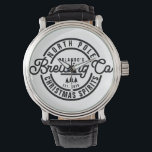 Funny North Pole Brewing Co Christmas Spirituosen Armbanduhr<br><div class="desc">Liebt dein Liebling Bier? Ein einzigartiges Geschenk für ihn während Weihnachten zu tragen. Das Design verfügt über eine Briefmarke wie Logo,  personalisieren mit Namen,  Est Jahr und 2 Zeilen Text.</div>