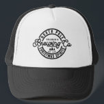 Funny North Pole Brewing Co Christmas Spirituosen Truckerkappe<br><div class="desc">Liebt dein Liebling Bier? Ein einzigartiges Geschenk für ihn während Weihnachten zu tragen. Das Design verfügt über eine Briefmarke wie Logo,  personalisieren mit Namen,  Est Jahr und 2 Zeilen Text.</div>