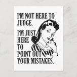 Funny "Not Here to Judge" Postkarte<br><div class="desc">"Ich bin nicht hier,  um zu urteilen. Ich bin nur hier,  um auf Ihre Fehler hinzuweisen." Sehen Sie in meinem Laden für weitere Artikel mit diesem Design.</div>