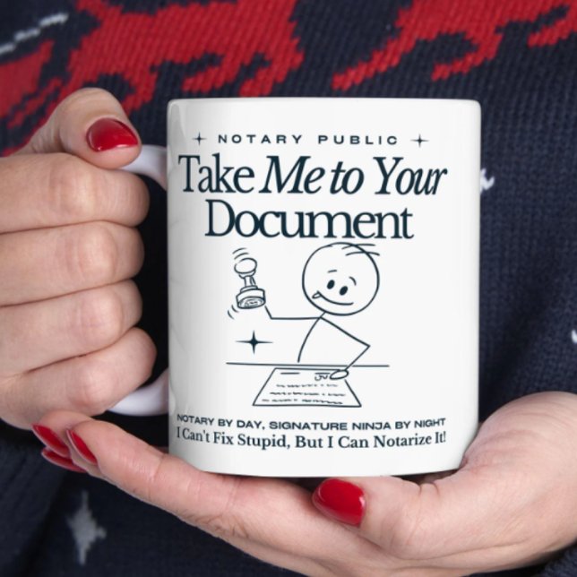 Funny Notary Public Tasse - Bring mich zu deinem D (Person holding a funny notary white mug with the phrase 'Take Me to Your Document'.)