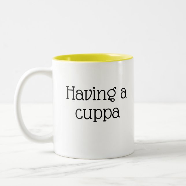 Funny Novelty HAVING A CUPPA Zweifarbige Tasse (Links)