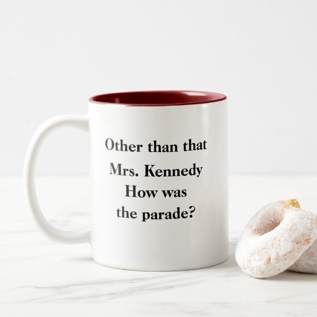 Funny Novelty-Kaffee, AUSSER FRAU KENNEDY Zweifarbige Tasse (Mit Donut)