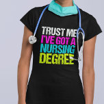 Funny Nurse Abschluss T-Shirt<br><div class="desc">Vertrau mir, ich habe einen Pflegeabschluss got. Ein niedliches und lustiges Abschluss-Geschenk für eine RN oder LPN oder absolviert, um eine berufliche Krankenschwester zu werden. Hübscher weißer, aquamariner und neongelber Schriftart für ein cooles, modernes Aussehen.</div>