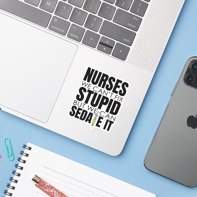Funny Nurse können wir nicht dumm machen Aufkleber (Laptop mit iPhone)