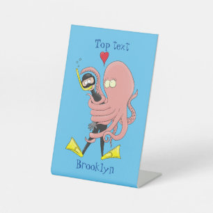 Funny octopus umarmt Taucher Cartoon Spaß Sockelschild