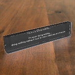 Funny Office Desk Name Plaque Spaß Namensplakette<br><div class="desc">Fantastische Büroschreibplakette mit humorvollem Sprichwort über nichts am Arbeitsplatz. Macht ein großartiges Geschenk für den Chef,  einen Mitarbeiter oder eine Führungskraft. Erstellt als Schreibtischschild auf hochwertigem Acryl.</div>